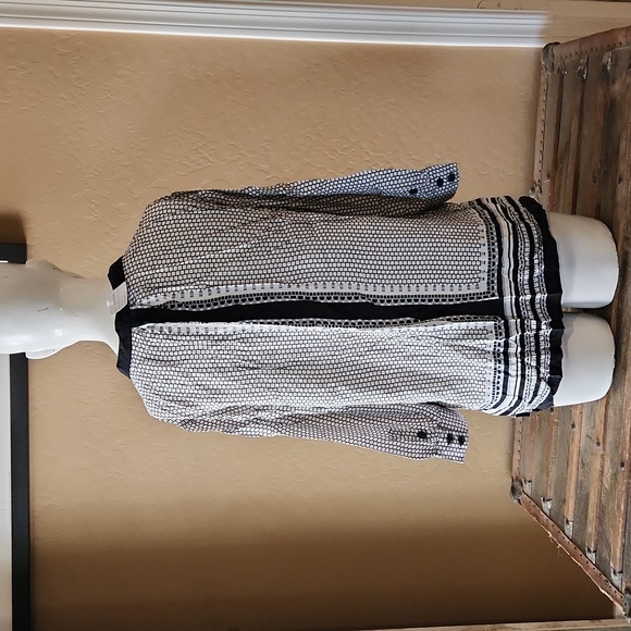 EUC Black and White Blouse (222) - Picture 2 of 7